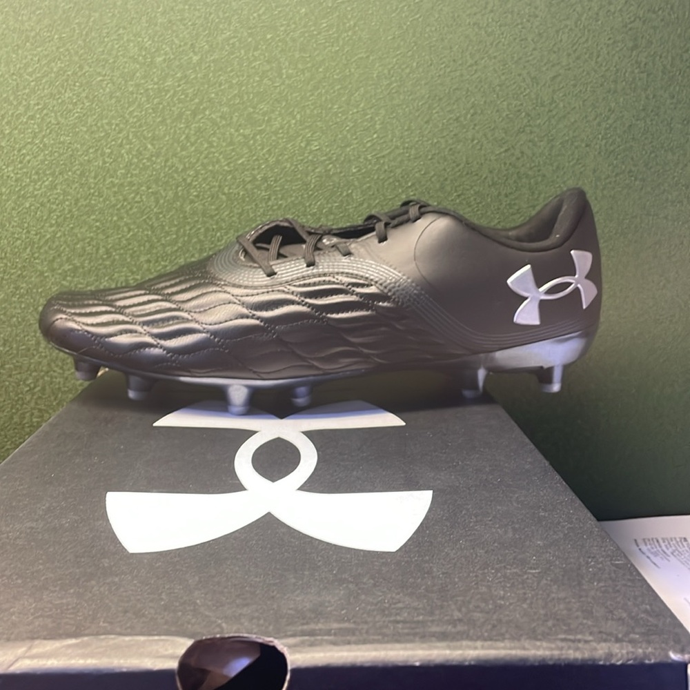 Under armour, unisex soccer cleats. New and never worn